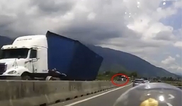 Đề nghị xử lý nghiêm lái xe Ford chạy ngược chiều làm lật xe container 