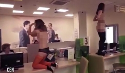 Thuê vũ công thoát y phản đối thái độ phục vụ của ngân hàng