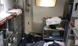 Tiếp viên hàng không đập chai rượu vang vào đầu hành khách hạng nhất