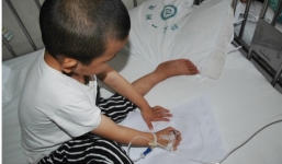 Câu chuyện cảm động về cậu bé 4 tuổi chống chọi với ung thư máu luôn đợi mẹ về