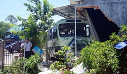 Xe buýt đâm sập nhà dân sau cú tông của xe tải, nhiều người la hét hoảng loạn