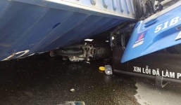 Tài xế xe máy thoát chết hy hữu khi xe container lật trên xa lộ