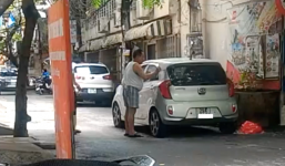 Video: Ông lão dùng bút dạ viết cảnh cáo lên ôtô đỗ đối diện cửa nhà