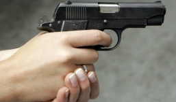 Chồng bắn chết vợ vì nấu bữa tối muộn