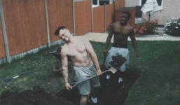 Hai chàng trai bị chỉ trích vì tự chôn sống mình trong suốt 24 giờ để 'câu like' 