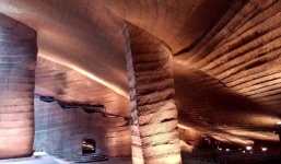 Bơm hết nước khỏi ao cá, người đàn ông bất ngờ phát hiện bí mật lớn