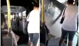 Video: Hãi hùng xe buýt đứt làm đôi khi đang chở khách