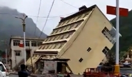 Video: Lũ cuốn cả căn nhà 5 tầng trôi xuống sông trong vài giây