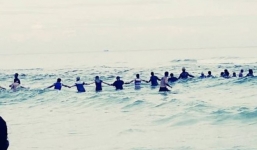 80 người kết hàng rào sống cứu gia đình gặp nạn ở biển