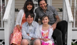 Dọn đồ của con gái 12 tuổi đột ngột qua đời, bố mẹ lặng người đọc thư con gửi chính mình ở tuổi 22