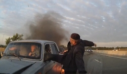 Cụ ông nhanh trí giải cứu nhóm người mắc kẹt trong ô tô bốc cháy