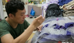 Ông bố bỏ việc may trăm bộ đầm cho con gái: “Chỉ cần có bố ở đây, con có thể là công chúa mỗi ngày”