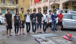 Nhóm côn đồ cầm theo dao kiếm xông vào quán game đập phá, chém người trọng thương