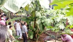 Ô tô khách cuốn nát xe máy, 2 mẹ con tử vong thương tâm