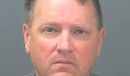 Chờ ra tòa vì lạm dụng tình dục trẻ em, người đàn ông vẫn bắn chết 3 người