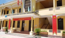 Cán bộ xã đi nghỉ mát trong ngày làm việc do cuối tuần bận đám cưới 