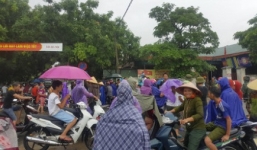 Nghi ngờ bắt cóc trẻ em, người dân vây kín trụ sở công an đòi xử người phụ nữ