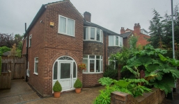 Mặt tiền ngôi nhà chẳng có gì đặc biệt nhưng lại ẩn chứa bí mật gây choáng