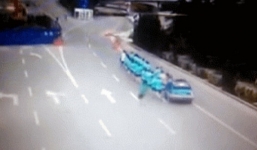 Video: Taxi mất lái lao thẳng vào đoàn người đang chạy bộ