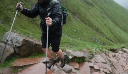 Đi giày cao gót chinh phục đỉnh núi cao nhất nước Anh, nam sinh 19 tuổi làm nên điều bất ngờ