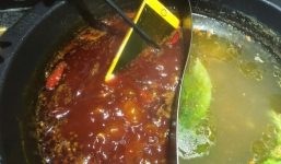 Trúng thưởng hơn 3 triệu đồng, cô gái sung sướng làm rơi iPhone 6 Plus vào nồi lẩu rồi ăn vạ đơn vị trao giải