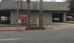 Lần đầu tiên trong lịch sử nhân loại, một người đàn ông bị mắc kẹt trong máy ATM, viết thư cầu cứu đi theo tiền ra bên ngoài