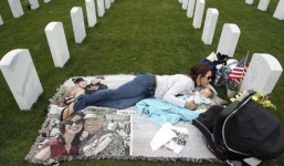 Câu chuyện rơi nước mắt về mẹ trẻ ôm con sơ sinh nằm cạnh nấm mồ xanh cỏ mỗi ngày 