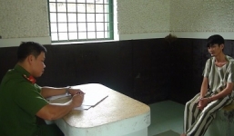 Thanh niên 'ngáo đá' ném bom xăng đốt nhà, gây thương tích cho cảnh sát