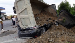 Xe tải chở đất lật nghiêng đè xe con bẹp dúm, tài xế không kịp thoát thân