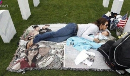 Mẹ trẻ ôm con sơ sinh nằm cạnh nấm mồ xanh cỏ mỗi ngày và câu chuyện rơi nước mắt