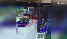 Video: Bé trai 2 tuổi bị tàu hỏa khu vui chơi cán chết nhưng không ai nhận ra