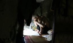 Cuộc sống bí bách và giấc ngủ nằm nghiêng suốt 20 năm trong căn nhà 2m2 ở Hà Nội