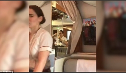Nữ tiếp viên hàng không hãng Emirates bị bắt gặp rót rượu vang còn thừa ngược vào chai trên khoang VIP