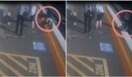 Xe đẩy chở trẻ nhỏ rơi xuống đường tàu chỉ vì vài giây bất cẩn của người mẹ