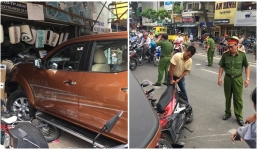 TP.HCM: Xe 'điên' húc văng dải phân cách, đâm gần chục ô tô xe máy