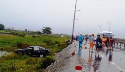 Ô tô tông chết 2 người đi xe máy rồi lao xuống ruộng sau tai nạn