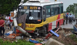 Xe buýt mất lái đâm gãy cột điện, tông chết người lái xe ôm bên đường