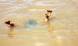 Bé gái 5 tuổi lội xuống ao, tử vong do đuối nước