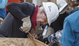 Dù phải nhập viện vì ngã quỵ dưới nắng nóng, cựu tổng thống Mỹ 92 tuổi vẫn quay lại xây nhà cho người nghèo