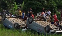Người dân hò nhau lật úp 2 taxi xuống ruộng, vây bắt nhóm côn đồ