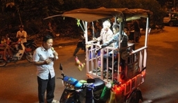 Bố nuôi hai con teo não bất ngờ hát rong tại phố đi bộ Hà Nội