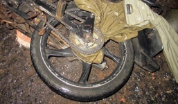 Chạy xe máy khi đang đổ đèo, người đàn ông bị áo mưa siết tử vong