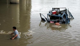 Xe tải chở hơn 1.300 con gà đâm gãy lan can cầu, 'bay' xuống sông