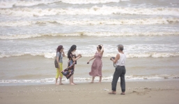 Chùm ảnh: Bất chấp sóng to gió lớn sau bão số 2, nhiều gia đình vẫn đưa trẻ em ra tắm biển Cửa Lò