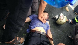 Đi xe máy trong mưa lớn, người đàn ông bị sét đánh văng xuống đường 