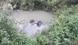 Ô tô lật làm cán bộ Sở Giao thông Nghệ An tử vong khi đi kiểm tra bão lũ