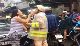 Triệu tập người phụ nữ chạy xe ngược chiều, túm cổ lăng mạ CSGT
