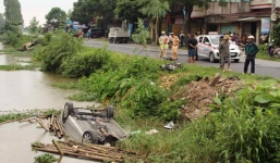 'Xế hộp' lao xuống mương, người xem câu cá nguy kịch