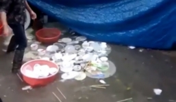 Video: Hy hữu cảnh bát đũa trôi nổi khắp đám cưới trong ngày mưa lụt