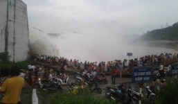 Thủy điện Hòa Bình xả lũ, người dân mặc nguy hiểm lại gần 'tự sướng'